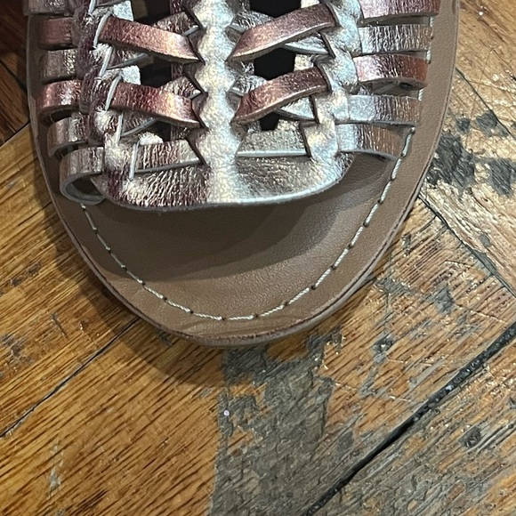 Women's metallic open toe shoes - Picture 2 of 5